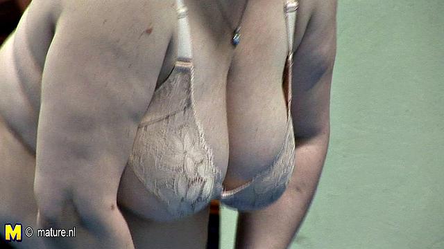 зрелые бабы трахаются и сосут в спортзале