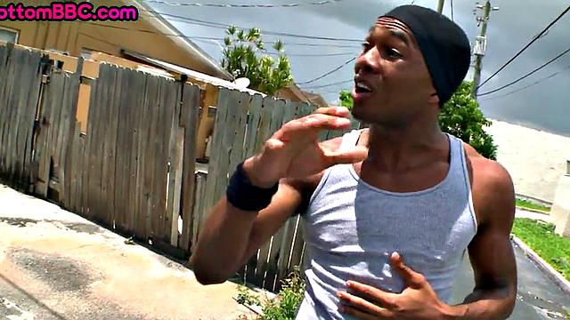 Белый спортсмен ловит черного бандита на жесткий секс на улице