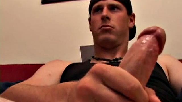 Смотри, как Maxx Wood дрочит свой член перед камерой для парней.