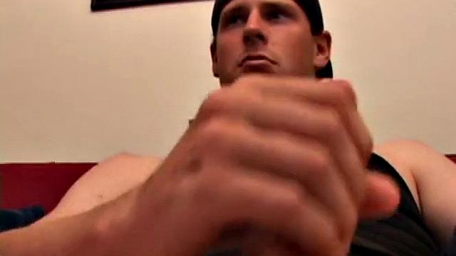 Смотри, как Maxx Wood дрочит свой член перед камерой для парней.
