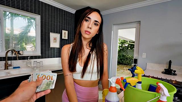 смотри, как сексуальная горничная трахается с боссом и сосёт ему