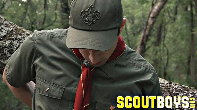 пошли с ноа трахаться в форме прямо на природе