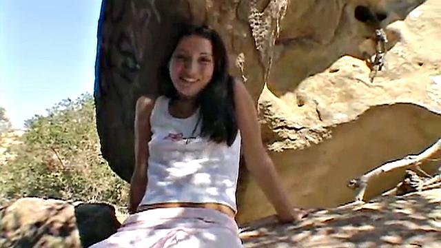 Chloe 18 решила обойтись без парня - пальчики делают шоу