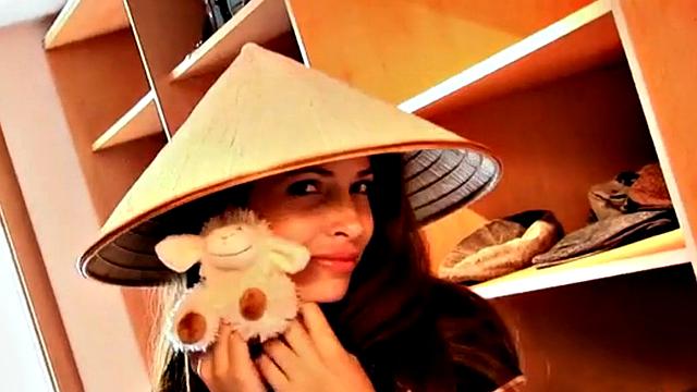 Нина раздевается в шкафу и демонстрирует сочные соски и аппетитные формы