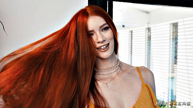 брэд трахает рыжую за волосы, а брюнетка застает их