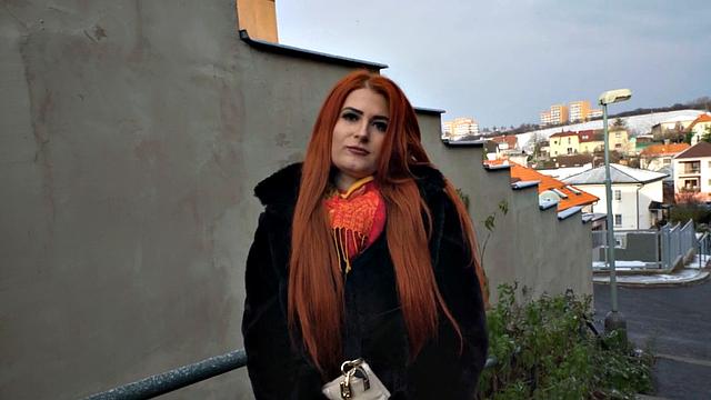 рыжая за кэш ведёт переговоры прямо на поляне - ржёт и стонет