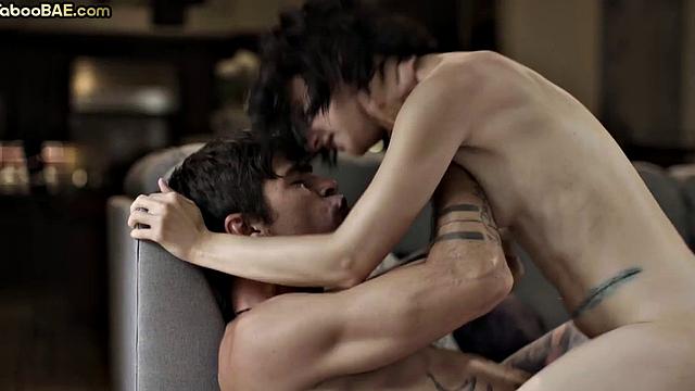 татуированная малышка скачет и сосёт парню