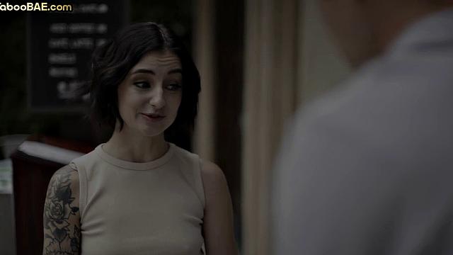 татуированная малышка скачет и сосёт парню