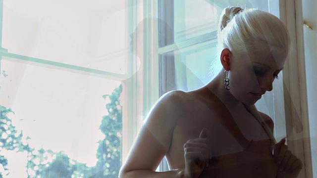 блондинка в чулках дрочит на подоконнике