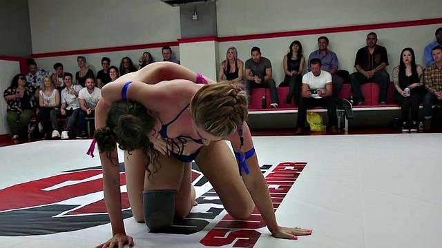 Black wrestling dyke dominates in ring with dyke battle