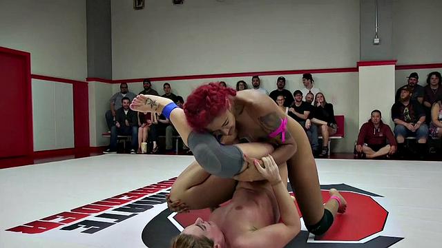 Black wrestling dyke dominates in ring with dyke battle