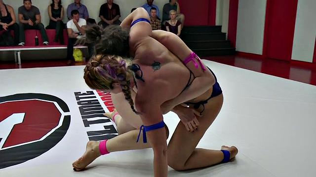 Black wrestling dyke dominates in ring with dyke battle