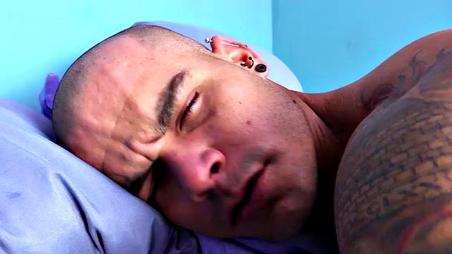 лысый бывший мент оскар дрочит и шутит перед камерой