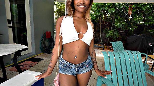 смотри, как черная нимфоманка заглатывает bbc и скачет на нем раком