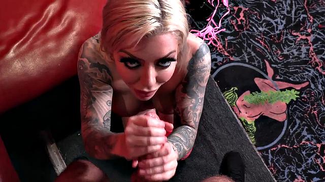 Amateur mature fingering herself