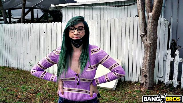 Официантка ловко подсуетилась ради крутого чаевых и даже не пожалела автобуса, где её оттрахал Тони Рубино - рабочая смена удалась на славу, теперь может в ресторан не возвращаться!