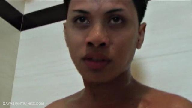 Гилберт мастурбирует в душе, когда знает что его подглядывают