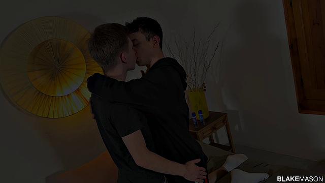Большой член для маленького Айдана - Айдан Вест и Кай Дэнверс