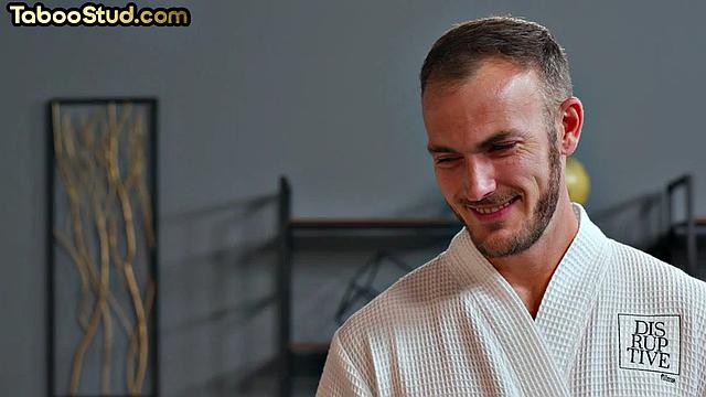 Смотри, как взрослый красавец-жеребец скачет на члене своего парня и кайфует от анала!