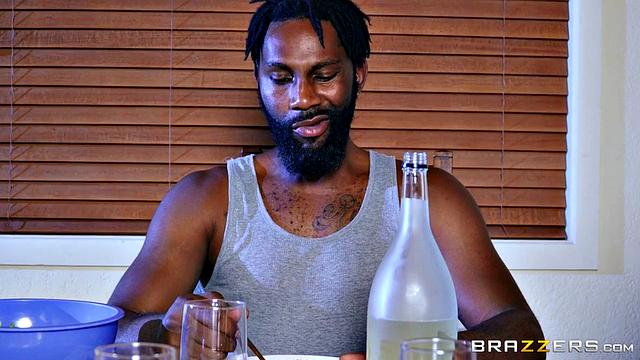 Николетт Ши раскрывает секреты и трахается с Исайей Максвеллом на камеру