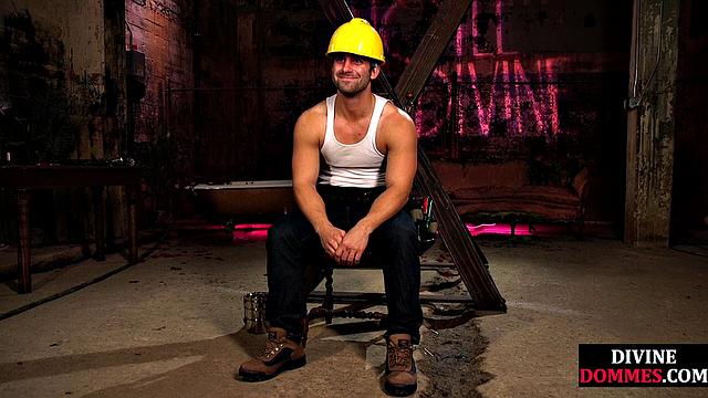 Латексная госпожа жестко трахается с подчинённым на страпоне, унижая его как настоящего раба фетиша.