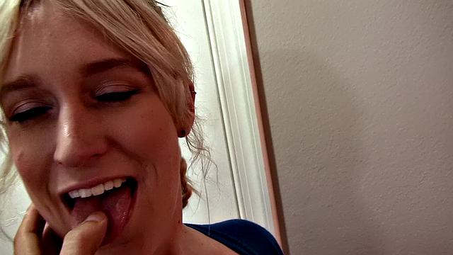 пышногрудая блондинка сосёт и скачет на члене