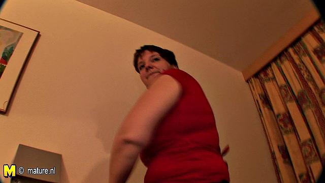 зрелая с большими сиськами берет в рот и стебет процесс