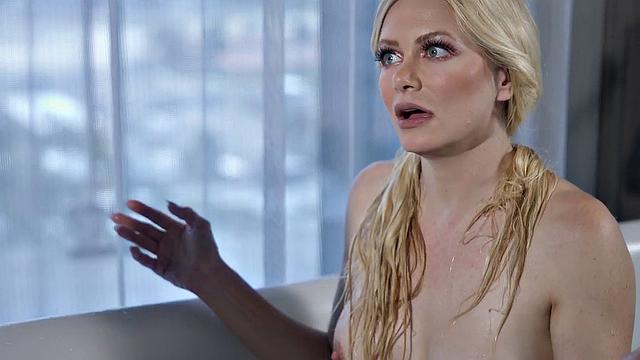 зрелая с большими сиськами трется с подругой после 69