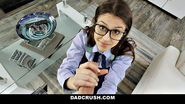 мачеха закрывает рот отчиму своим мокрым приёмчиком