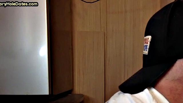 бородатый дядя в очках сосёт соседу через дырку - вот это мужская солидарность