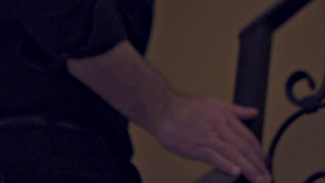 Жаркая пара: она с жадностью заглатывает его толстый член