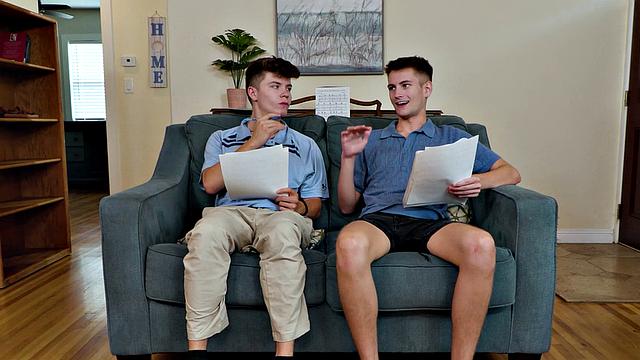 репетитор доказывает, что задница твинка может брать высокие ноты