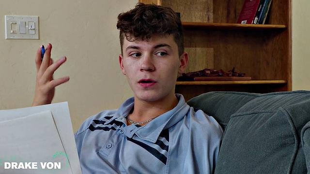 репетитор доказывает, что задница твинка может брать высокие ноты