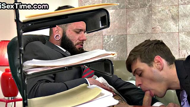 Бисексуальная секретарша в очках устраивает горячее трио с начальником в офисе