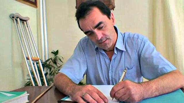 Schoolgirl sucks off teacher in class