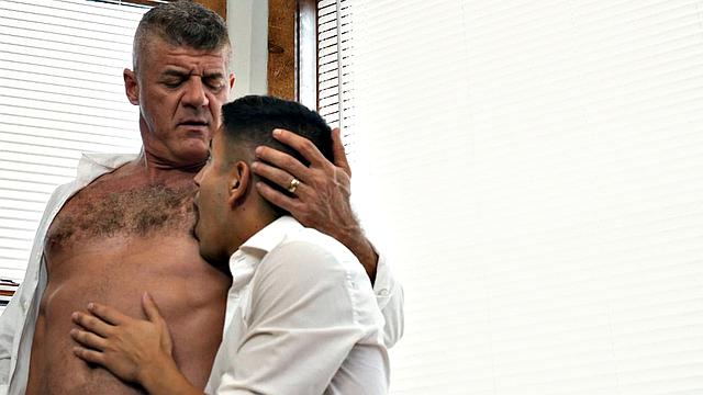 крепкий мачо зрелых лет лижет и жарко трахает стройного парня