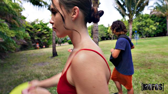 жаркое трахание на поле для гольфа, зрелая пара отрывается