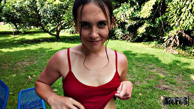 жаркое трахание на поле для гольфа, зрелая пара отрывается