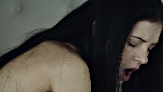 Два парня валят подругу - кровать трещит, но все ржут