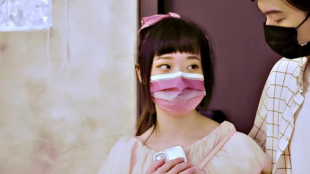 юли не теряется - расстегнула штаны и уже сосёт