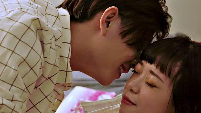 Yuli and her new friend go back and she sucks his dick 