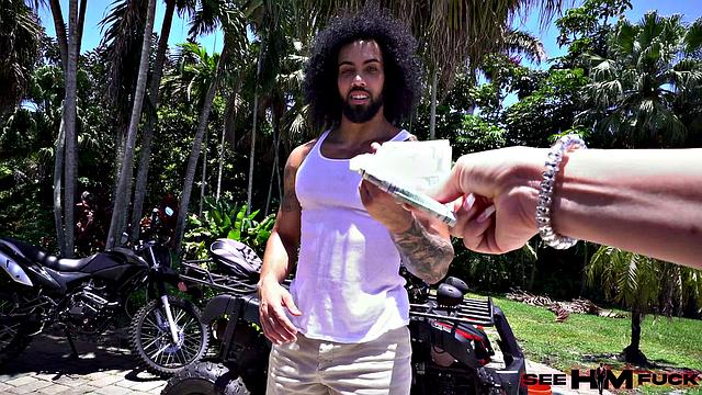 богатая жена нанимает мастера и трахается с ним