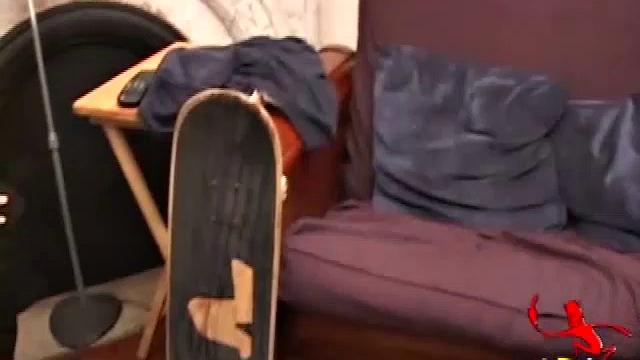 adrian knutts дрочит под порно и засовывает палец в зад