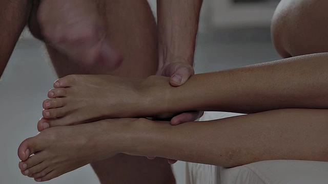 Foot model sucking dick before feet fuck in couple