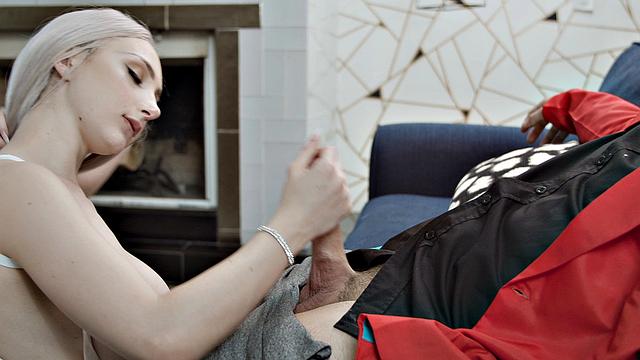 блондинка-ангелочек получает дьявольский трах на диване в каблуках