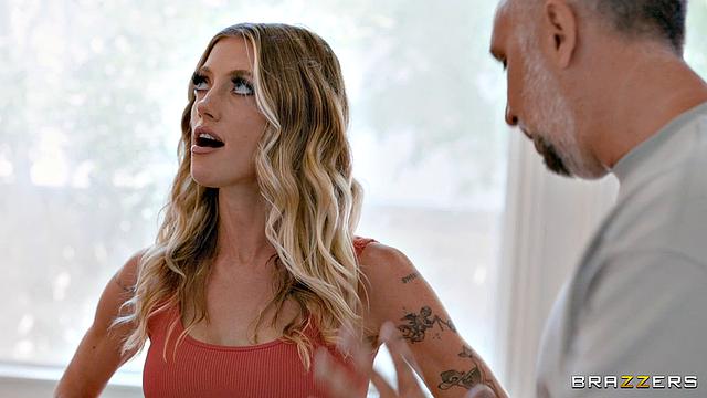 девка ржет над членом парня, пока подруга не решает заценить сама