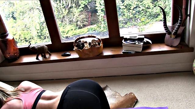 Мэнди с аппетитной задницей мстит во время йоги