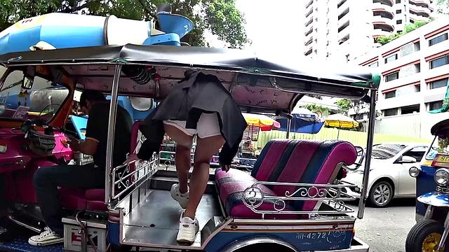 Азиатская блондинка Миа дико скачет на здоровом члене