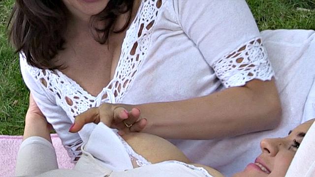 Три зрелые красотки с большими сиськами жгут на природе