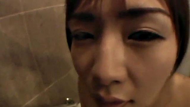 миниатюрная азиатская школьница сосёт в ванной
